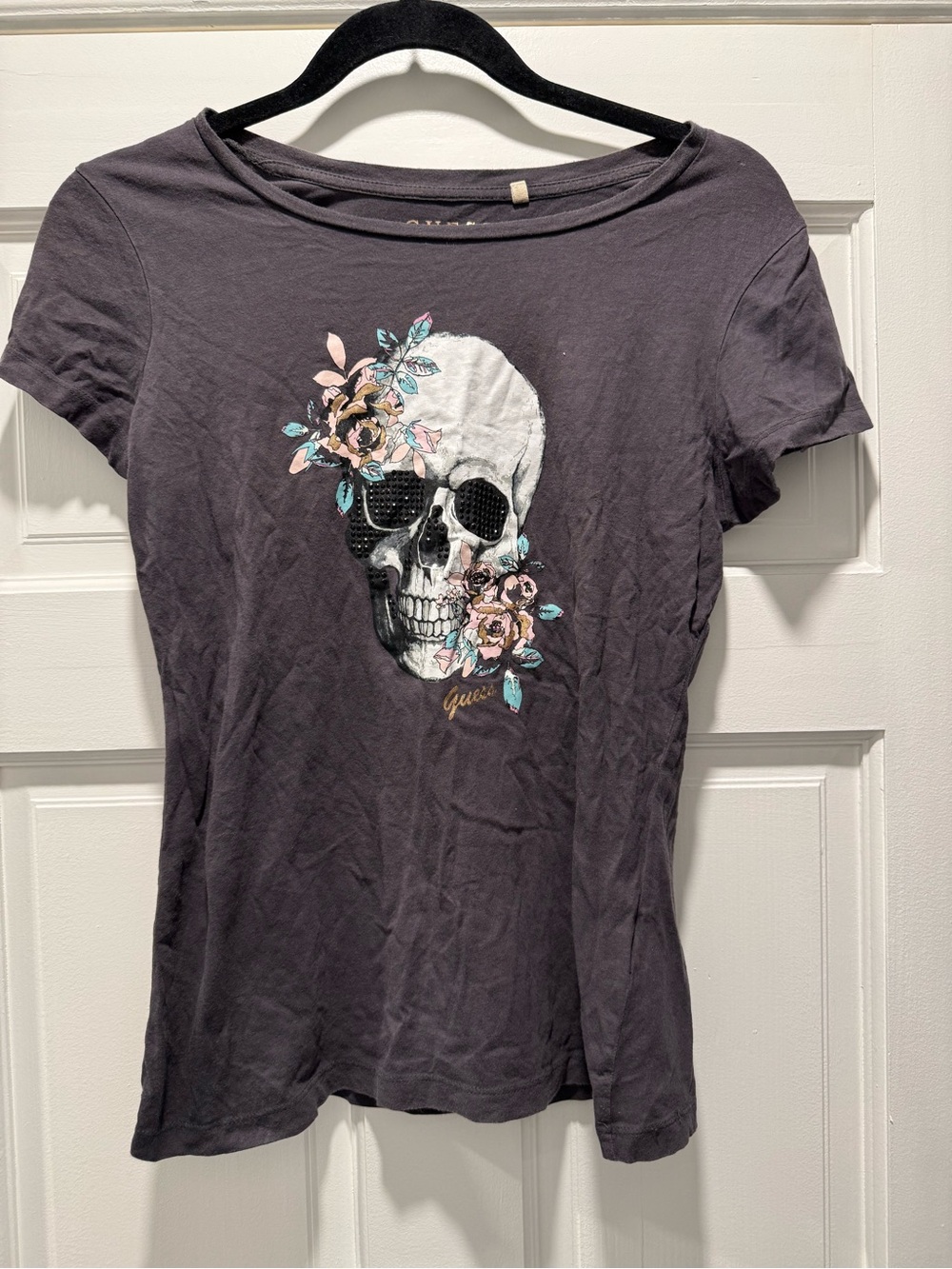 GUESS Short-Sleeve Floral Skull Tee in Charcoal and Pastel‎ size medium